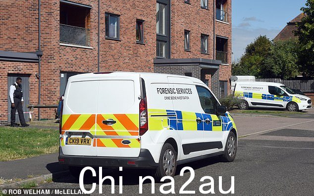 周三上午,警方在现场拉起了警戒线,法医和调查人员进入了该房产