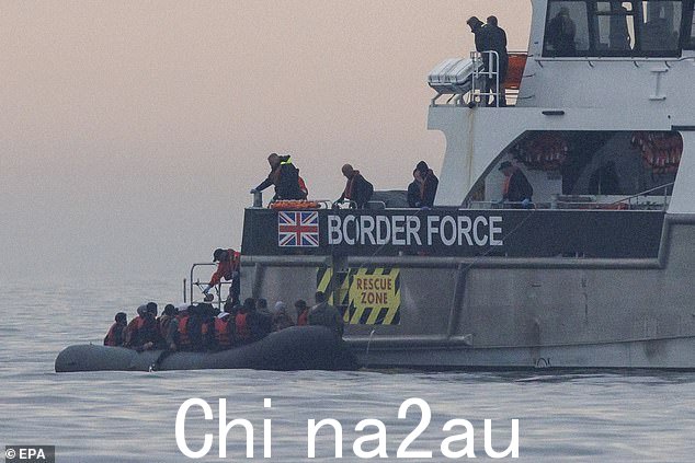 周四,移民在漂流到英国水域后被帮助登上英国边境部队的船只。昨天共有 208 人乘坐四艘小艇过境
