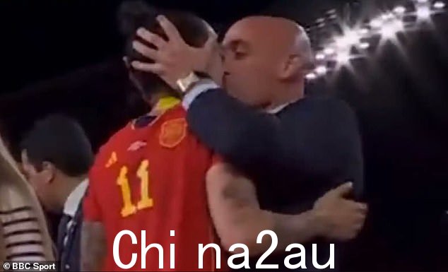 西班牙足协主席路易斯·鲁维亚莱斯在西班牙世界杯夺冠后与球员珍妮·埃尔莫索的有争议的口吻后拒绝辞职