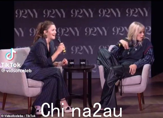 保护:拉普迅速挡在巴里摩尔和该男子之间,并与她一起走下舞台,而巴里摩尔则用手臂搂住了她