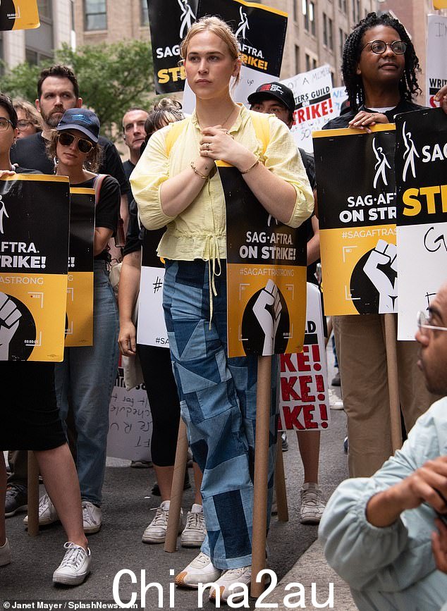 表达她的不满:自从今年早些时候 SAG-AFTRA 和 WGA 成员开始罢工以来,这位表演者一直是纠察线上的中流砥柱