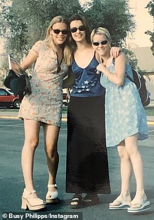 '感谢您多年前选择我':1997 年与 Valerie Oula (R) 合影的女士们