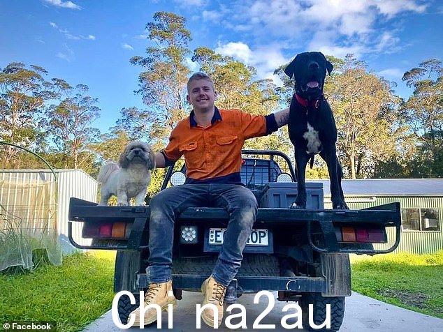 人们纷纷向机械师 Dean Mathias(如图)致敬,他和他的狗 Axl(右)一起在车祸中不幸身亡