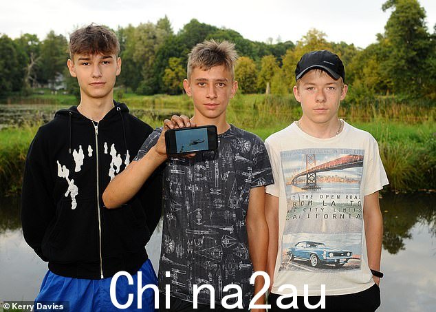 他和他十几岁的朋友 Filip 和 Jakub 在手机上向我们展示了入侵的视频