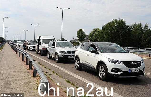 过境点挤满了边防警卫,很繁忙。汽车、公共汽车和货车需要长达 24 小时才能进入波兰,因为警卫和军队会逐辆车检查谁进入 ¿ 以及为什么