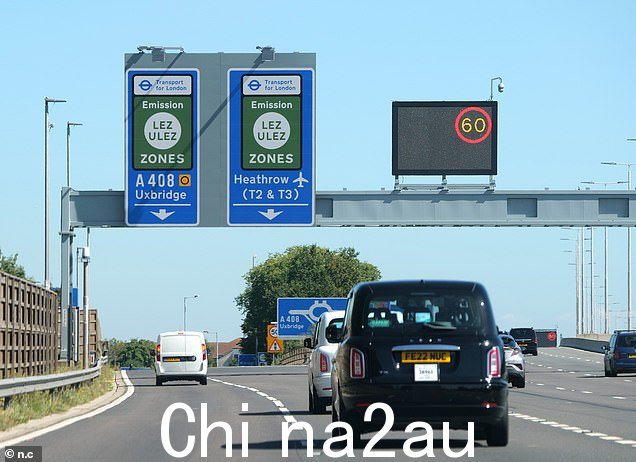 周六拍摄的新图像显示，通往伦敦的 M4 高速公路的门架上安装了新标志 - 警告司机他们正在进入 Ulez