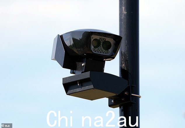希思罗 M4 上一台新型 Ulez 摄像机的特写。除了位于无法触及的位置之外,摄像头电缆还隐藏在铠装盒中