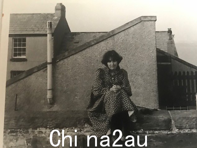克利夫斯出生于赫里福德郡,在北德文郡长大,她从来没有住过比巴恩斯特普尔更大的地方,直到一年后她于 1972 年来到伦敦。图为:1980 年,她在希尔布尔的房子外面