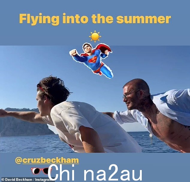 欢笑:除了一系列自拍照外,大卫还分享了一段视频,视频中他和克鲁兹都摆出超人的姿势,假装在船加速时在空中飞翔。 =