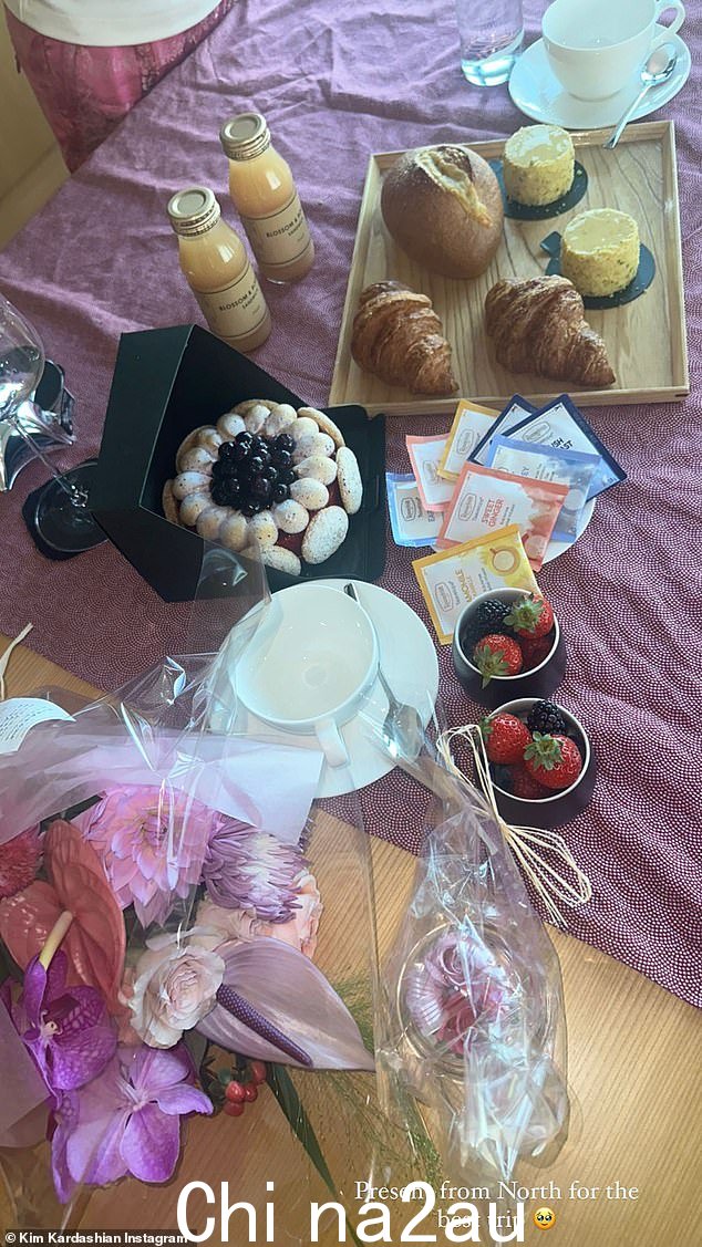Sweet:North 给妈妈 Kim 送了礼物,因为她带她参加这次旅行