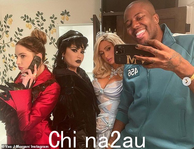 摆个姿势:嘉宾包括 Ashley Benson、Demi Lovato 和 Paris Hilton(如图左至右)