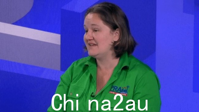 马铃薯种植者凯瑟琳·迈尔斯 (Katherine Myers) 告诉局外人,输电线路将如何影响她的耕种能力。图片:澳大利亚天空新闻