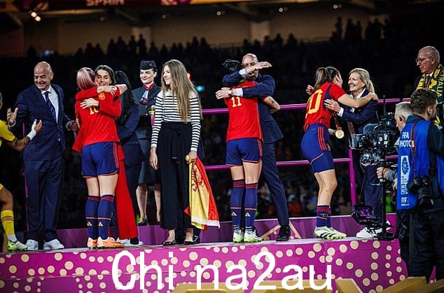 RFEF 分享的照片实际上都没有在行中央显示嘴唇上的吻