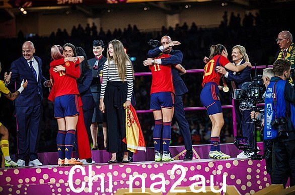 在这里,RFEF 坚持认为埃尔莫索用手臂搂住总统,并且总统的脚后跟抬起。只有埃尔莫索的一只手臂和鲁比亚莱斯的一只脚可见