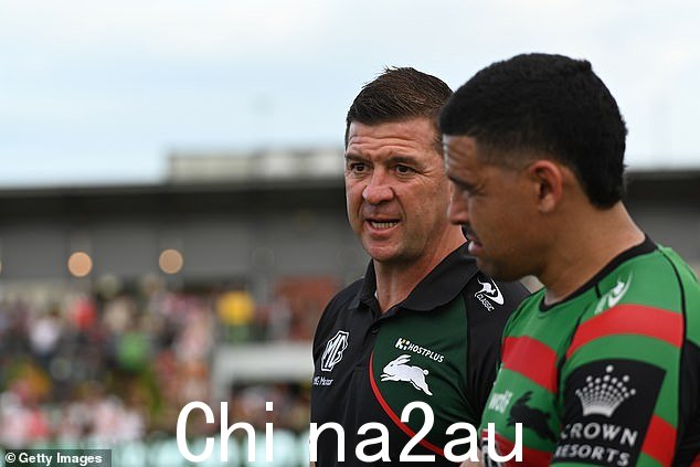 据报道,杰森·德米特里奥 (Jason Demetriou) 被明星球员科迪·沃克 (Cody Walker) 告知“滚蛋”(在南方队第 24 轮战胜龙队之前合影)