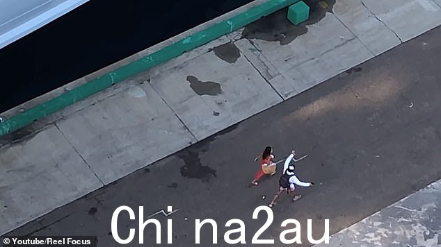 邻船上的一个人在镜头前捕捉到这对新婚夫妇在海洋交响号将他们抛在身后时疯狂挥手
