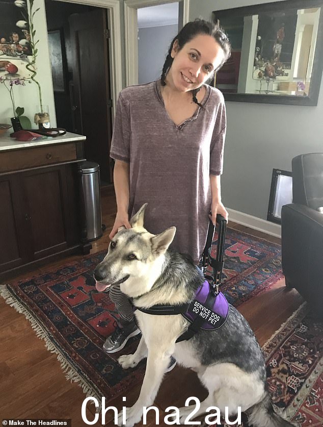 安吉拉的德国牧羊犬被训练成为她的服务犬,因为她几乎不能走路