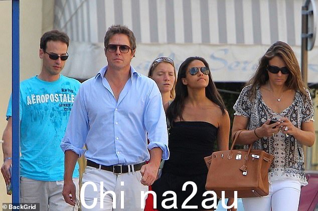 本月早些时候,休·格兰特(中)和莉兹·赫尔利与朋友们在埃尔顿·约翰的别墅度假,在尼斯街头
