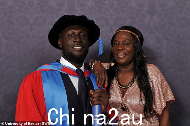 支持:也有人声称 Stormzy 的妈妈 Abigail Owuo 是“激励他与 Maya 和解”的媒人(2022 年合照)