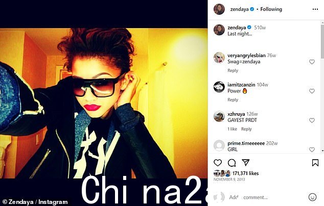 Look:在 2012 年的一篇早期社交媒体帖子中,赞达亚 (Zendaya) 戴着一副厚实的太阳镜(尽管是在室内),涂着粉色口红,摆出了她最好的撅嘴姿势