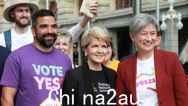 前自由党副党魁 Julie Bishop 加入了工党议员 Patrick Gorman 的 Yes23 竞选活动导演迪恩·帕金 (Dean Parkin) 和外交部长黄英贤 (Penny Wong)、帕特里克·戈尔曼 (Patrick Gorman) 在珀斯帮助增加对西澳大利亚之声的支持。图片：NCA NewsWIRE/Philip Gostelow