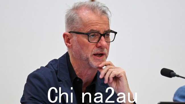 参议员托尼·谢尔顿 (Tony Sheldon) 对澳航老板艾伦·乔伊斯 (Alan Joyce) 对向他提出的问题的回答感到沮丧在参议院公众听证会上。图片:NCA NewsWire / Martin Ollman