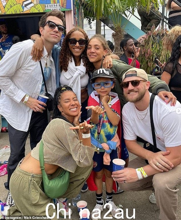 欢乐时光!尼克·格里姆肖 (Nick Grimshaw) 与未婚夫 Meshach Henry 外出后,还在 Instagram 上分享了周日狂欢节第一天的照片