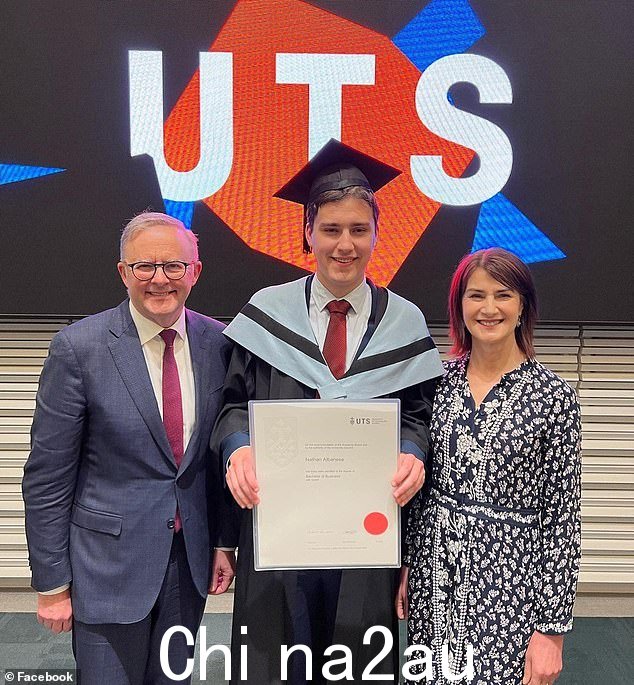 Nathan Albanese(中),总理 Albanese 和他的前妻、新南威尔士州前副总理 Carmel Tebbutt 的 23 岁儿子,据报道受到特殊待遇