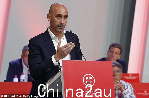 鲁比亚莱斯在亲吻西班牙球员珍妮·埃尔莫索后尽管遭到众怒,但仍拒绝辞职