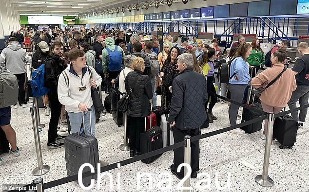 乘客将面临长时间的延误。中断可能会持续数天。图为在曼彻斯特机场排队的旅客