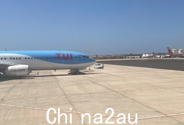 一位乘客丹尼(Danni)正从兰萨罗特岛返回英国,她告诉《每日邮报》,她被告知预计延误至少 10 个小时。这是她从窗户拍摄的照片