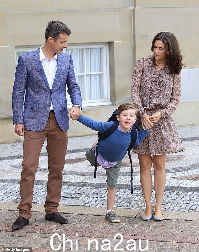 2011 年 8 月,丹麦的 Frederik 和 Mary 在儿子 Christian 上学第一天与他合影留念
