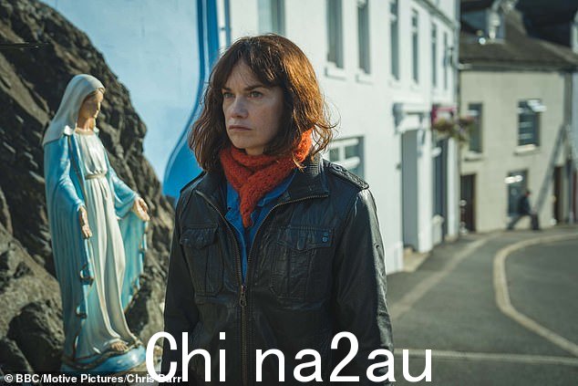 寻找真相:英国电影和电视艺术学院奖获奖女演员露丝·威尔逊(如图)领衔主演洛娜·布雷迪一角。她之前曾出演过 BBC 的《路德、威尔逊夫人和他的黑暗物质》