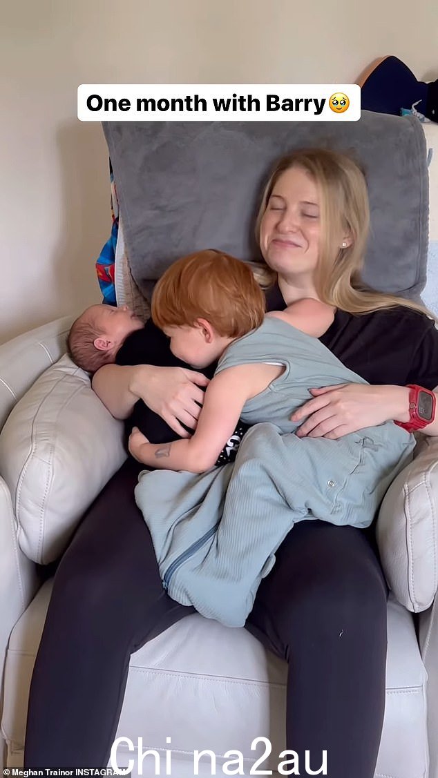 Motherhood:这位两个孩子的母亲也在社交媒体上庆祝她的男婴一个月大,并上传了一张她坐在舒适的椅子上、两个儿子坐在她腿上的照片