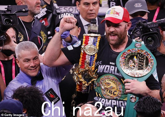 约翰说他在儿子泰森(如图)击败德翁泰·怀尔德后获得了保险单