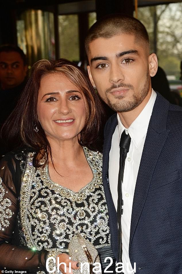 紧密结合:Zayn 和他的母亲 Trisha Malik 在伦敦格罗夫纳别墅酒店出席 2015 年亚洲颁奖典礼