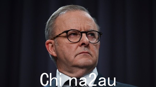 托尼·阿博特 (Tony Abbott) 指责企业和体育组织公开支持阿尔巴尼亚之声以讨好阿尔巴尼亚政府议会。图片:NCA NewsWire / Martin Ollman