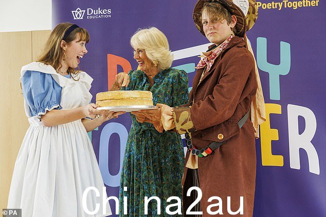 Hannah Griggs(如图,左)和 Rory Brandreth-McConnachie(如图,右)帮助女王(如图,中)为茶会切蛋糕