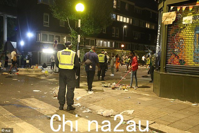 狂欢者回家时拍摄的警察和议会工作人员