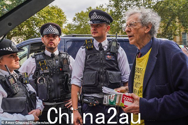 参加今天抗议活动的还有阴谋理论家皮尔斯·科尔宾