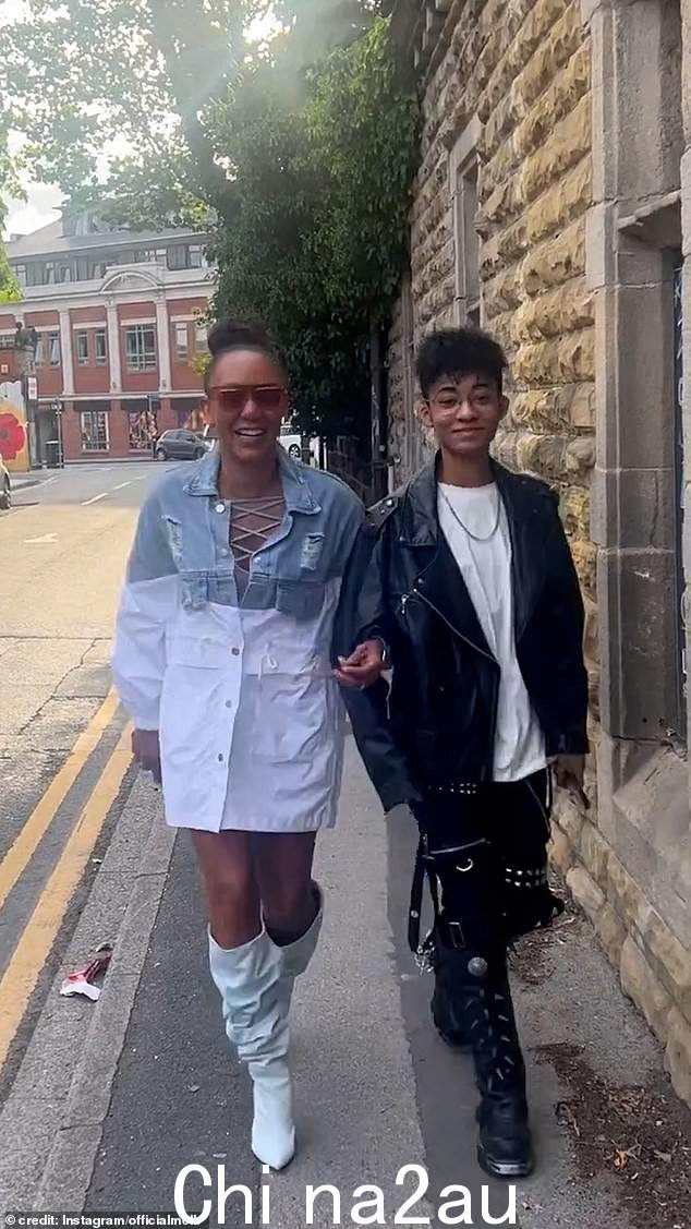 耶!这位 48 岁的辣妹组合明星与前男友艾迪·墨菲 (Eddie Murphy) 有一个 16 岁的女儿,她在 Instagram 上发布了一系列视频和图片来表达她的喜悦