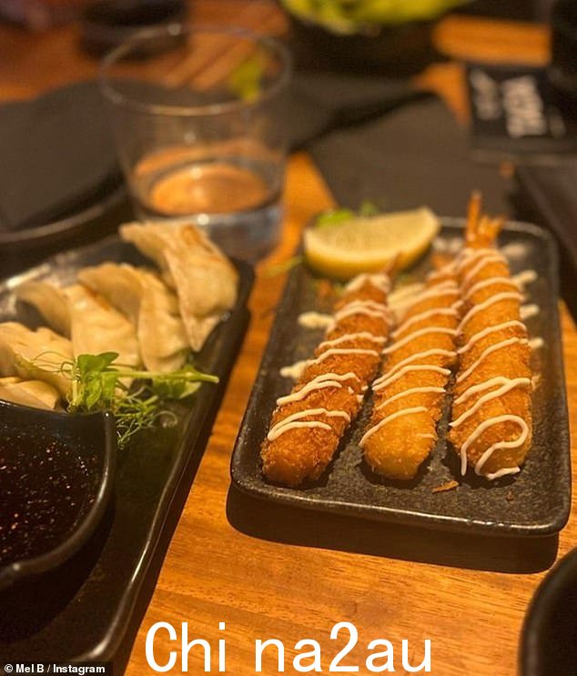 嗯!她在利兹餐馆请女儿吃了一顿日本料理
