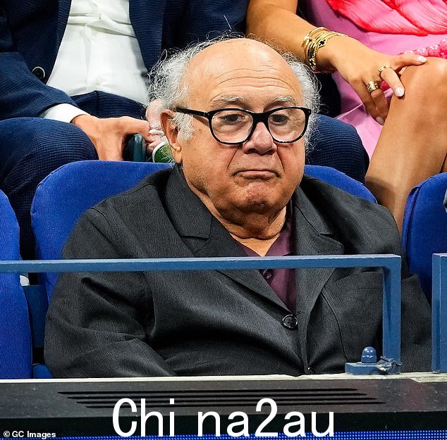 演员 Danny Devito 出现在周一 2023 年美国网球公开赛开幕日