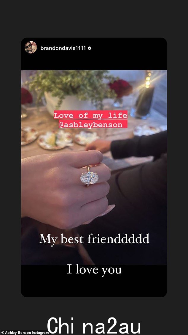 订婚:上个月,戴维斯在他的 Instagram 故事中分享了一张本森无名指上戴着大钻石的照片,这对夫妇宣布订婚
