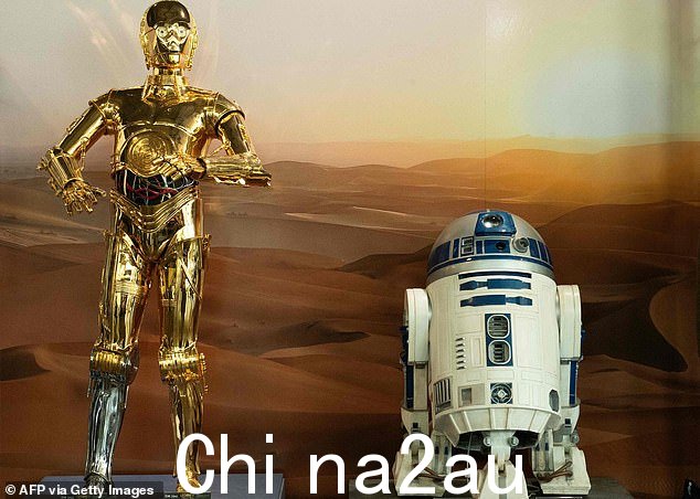 可爱:在预览中看到了原始三部曲 C-3PO 和 R2-D2 展示雕像
