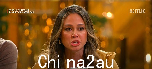 心烦意乱:凡妮莎·拉奇 (Vanessa Lachey) 在 Netflix 的《最后通牒》第二季中泪流满面,因为她说必须经历“与丈夫尼克在一起的那么多事情”” class=