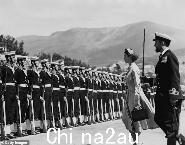 1954 年 2 月 20 日访问澳大利亚期间,女王在塔斯马尼亚州霍巴特检阅仪仗队