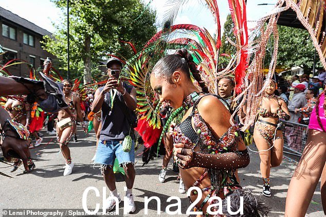 活动:Leigh-Anne 与 Mahogany Mas Band 一起散步,并在经过评审区时摆好姿势拍照