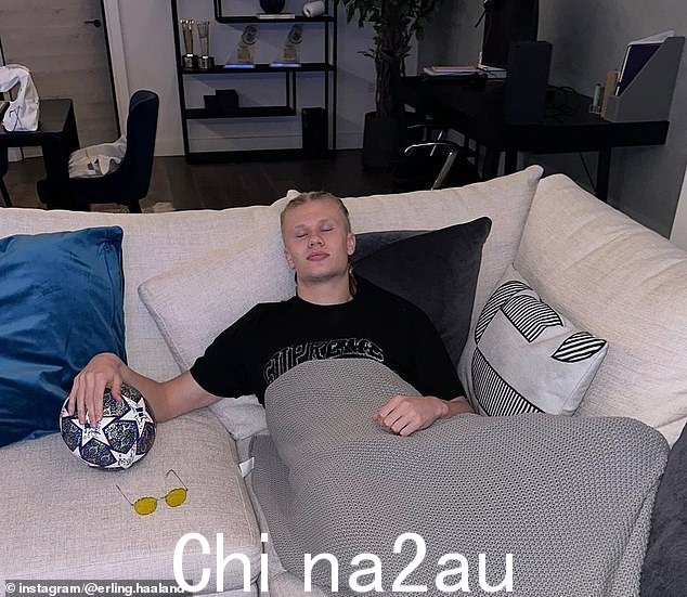 哈兰德透露,他经常用胶带封住自己的嘴,睡觉时还戴着特制眼镜
