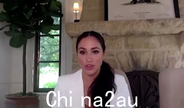 这封加州情书首次出现,是在苏塞克斯公爵夫人参加 Zoom 会议并于 2020 年 9 月推出其畅销的 Smart Set 系列时首次出现